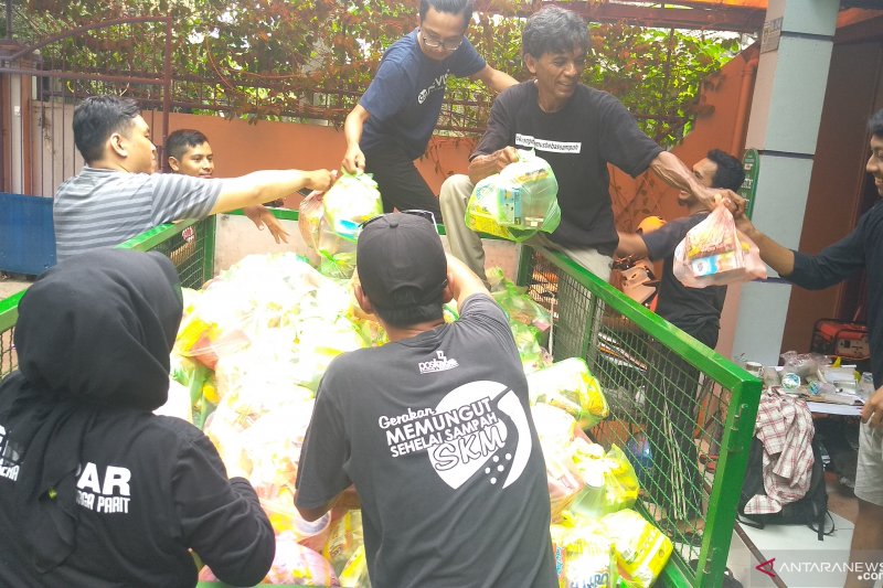 Alumni 212 Tebar Ribuan Nasi Bungkus Untuk Korban Banjir Jakarta