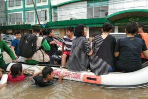 HILMI FPI Evakuasi Warga Tionghoa Dari Banjir Di Bekasi Timur