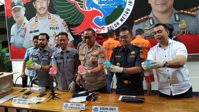 Polisi Bongkar Sindikat Penyelundup Sabu Cair Dalam Bola Mainan Anak