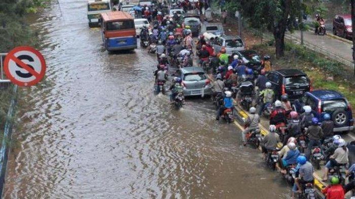 Ini 36 Rute Transjakarta dan Jaklingko Yang Tak Beroperasi Karena Banjir