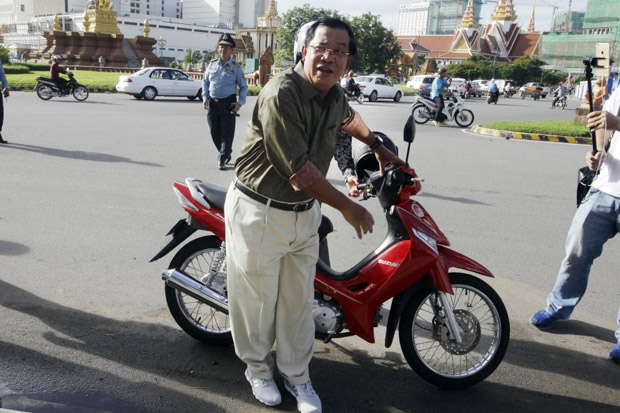 Beda Dengan Jokowi, PM Kamboja Hun Sen Ditilang Karena Langgar UU Lalu Lintas