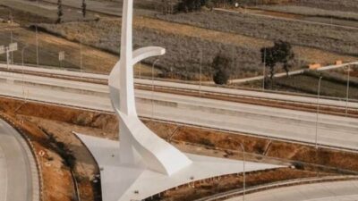 Geger! Tugu Mirip Palu Arit PKI di Pintu Tol Madiun