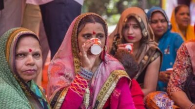 Cegah Corona, Ratusan Orang India Minum Urine Sapi