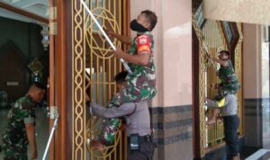 Cegah Wabah Corona, TNI Polri Kompak Sterilisasi Masjid Agung Sibolga
