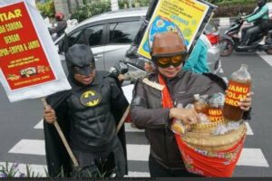 Cegah Virus Corona, Batman dan Gundala Bagi-Bagi Jamu di Sukoharjo