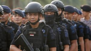 Cegah Corona, Polisi Patroli Turun Ke Jalan, Bubarkan Kerumunan Warga