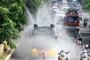 Jalanan Indonesia Marak Disemprot Disinfektan, WHO: Konyol!