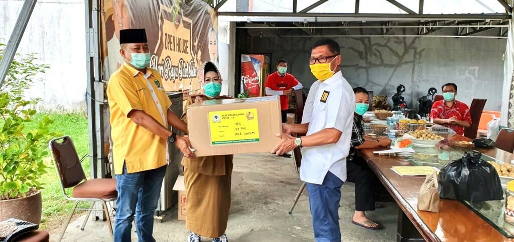 Peduli COVID-19, Golkar Serahkan 200 Set APD Ke Dinkes Lampung
