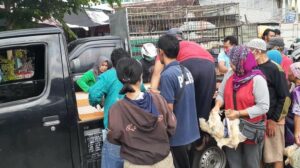 Harga Anjlok, Peternak Di Madiun Bagikan Gratis Ayam Potongnya