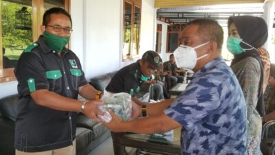 Bersama KAHMI dan HMI, Muhammad Fauzi Bagikan Ribuan Masker di Luwu Utara