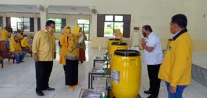 IIPG Bagikan 100 Wastafel Portabel dan 15 Ribu Masker Untuk Golkar se-Lampung