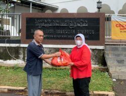 Peduli Marbot Masjid, Wanita Swadiri Bagikan Ratusan Paket Sembako