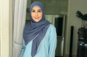 Operasi Plastik Jadi Titik Awal Fenita Arie Berhijrah