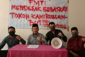 Front Mahasiswa Timur Indonesia: Lawan Komunis! Bebaskan Ruslan Buton!