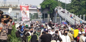 Massa Aksi Tolak RUU HIP Membludak Depan DPR, Jalan Gatot Soebroto Ditutup Total