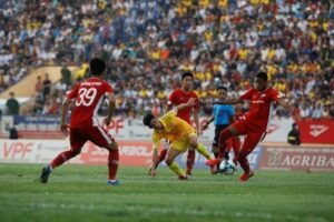 Tak Takut Corona, Puluhan Ribu Suporter Penuhi Stadion Nam Dinh Tonton Liga Vietnam