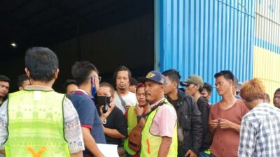 Tuding Ada Permainan Upah, Buruh Bongkar Muat Gelar Demo di Gudang Bulog