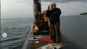 Viral! Anggota TNI Shalat di Atas Kapal Selam, Warganet Terharu