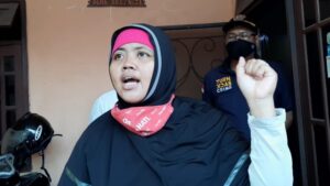 Kisah Heroik Emak-Emak Ojol Lawan Dua Begal Bercelurit di Bekasi