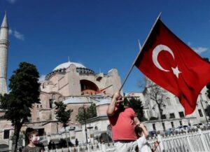 Diubah Erdogan Jadi Masjid, Ratusan Muslim Turki Sholat Berjamaah di Depan Hagia Sophia