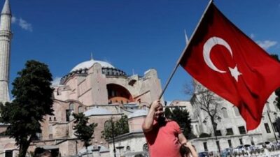 Diubah Erdogan Jadi Masjid, Ratusan Muslim Turki Sholat Berjamaah di Depan Hagia Sophia