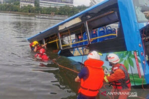 Sopir Depresi dan Mabuk Ceburkan Bus ke Danau, 20 Penumpang Tewas