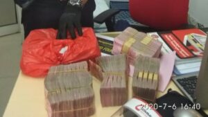 Jujur! Petugas Kebersihan Ini Kembalikan Uang Rp.500 Juta Yang Ditemukan di KRL Bogor
