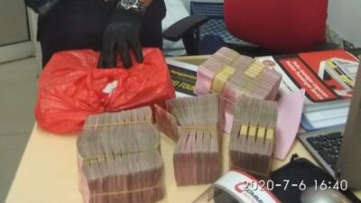 Jujur! Petugas Kebersihan Ini Kembalikan Uang Rp.500 Juta Yang Ditemukan di KRL Bogor