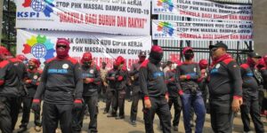 Tolak RUU Cipta Kerja dan PHK Massal, Ratusan Buruh Kepung Gedung DPR