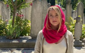 Berkerudung Tapi Tak Pakai Bra Saat Ke Masjid, Amber Heard Banjir Kritik
