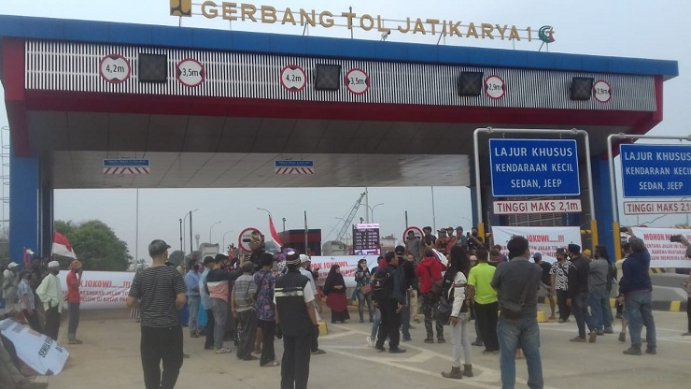 Pembebasan Lahan Rp.218 Miliar Belum Dibayar, Warga Blokade Gerbang Tol Jatikarya