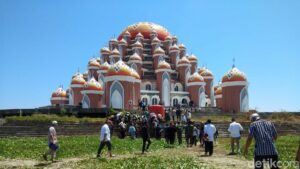 Dibangun Untuk Jadi Ikon Baru Makassar, Ini Beberapa Kontroversi Masjid 99 Kubah