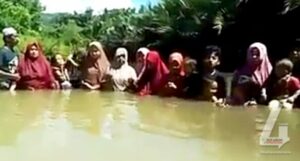 Heboh Video Pembaptisan Ibu-Ibu Berhijab, Camat Cikidang Sukabumi: Hoaks!