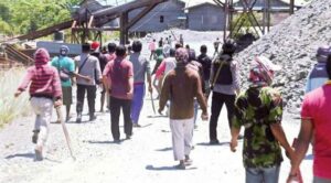 Ratusan Warga Ketapang Mengamuk, Pukuli TKA China Di Lokasi Tambang Emas
