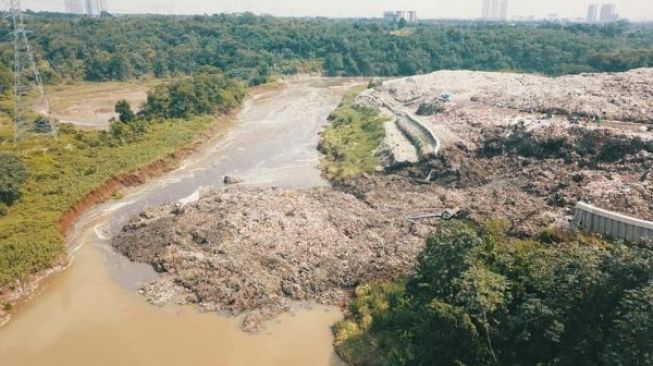 Sungai Cisadane Dipenuhi Limbah Medis, Jarum Suntik Hingga Hazmat
