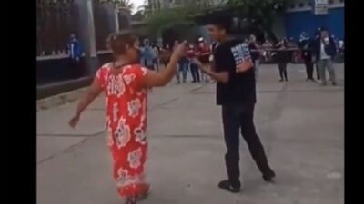 Viral! Peserta Aksi Tolak UU Cipta Kerja Dijemput Emak-Emak Berdaster Disuruh Pulang
