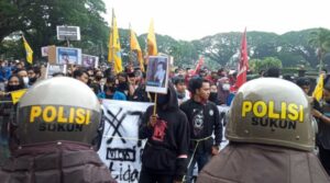 Polisi Amankan Demonstran Yang Bawa Poster Jokowi Berhidung Panjang