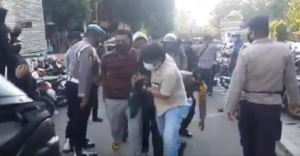 Viral! Video Diduga Perwira Polisi Pakai Jaket Almamater Dipukul Brimob