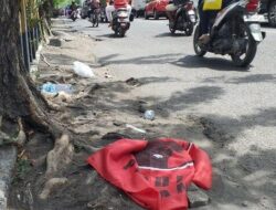 Ribuan Massa Buruh dan Mahasiswa Lucuti Bendera PDIP di Kota Surabaya