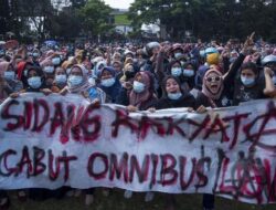 FOIN Indonesia: Jokowi dan DPR Bertanggung Jawab Atas Informasi Sesat UU Cipta Kerja