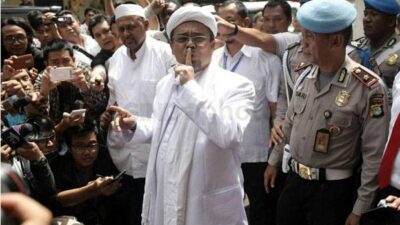 Habib Rizieq Bakal Pulang, Pengamat: Khomeini Pimpin Revolusi Iran Dari Prancis