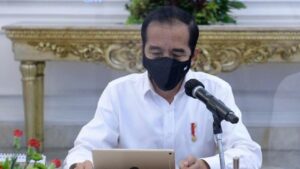 Belum Dipublikasikan, Draft Final UU Cipta Kerja Masih Dibaca Jokowi