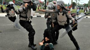 Setahun Jokowi-Ma’ruf Amin, Kekerasan TNI-Polri Semakin ‘Membudaya’
