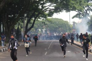 YLBHI Kritik Polisi Perlakukan Demonstran Bak Penjahat, RI Mengarah Negara Otoriter?