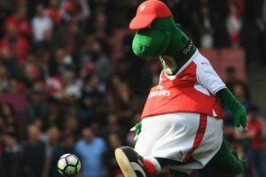 Arsenal Pecat Maskot Klub, Oezil Siap Potong Gajinya Untuk Gunnersaurus