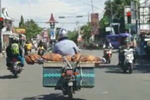 Viral! Pria Boyolali Ini Bawa Jenazah Ibunya Pakai Motor Bronjong