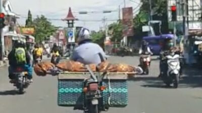 Viral! Pria Boyolali Ini Bawa Jenazah Ibunya Pakai Motor Bronjong