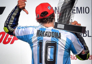 Momen Valentino Rossi Kenakan Jersey Maradona Saat Juara MotoGP Argentina 2015