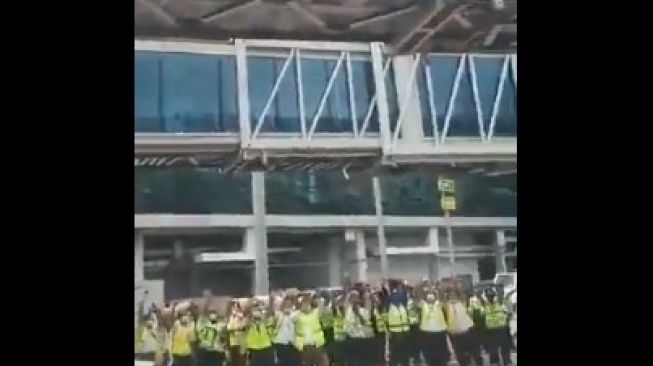 Viral! Puluhan Petugas Bandara Sambut Habib Rizieq dengan Takbir dan Shalawat
