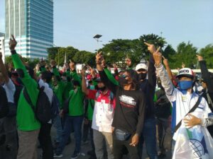Para Buruh Acungkan Jari Tengah di DPR, Simbol Perlawanan Pada UU Cipta Kerja